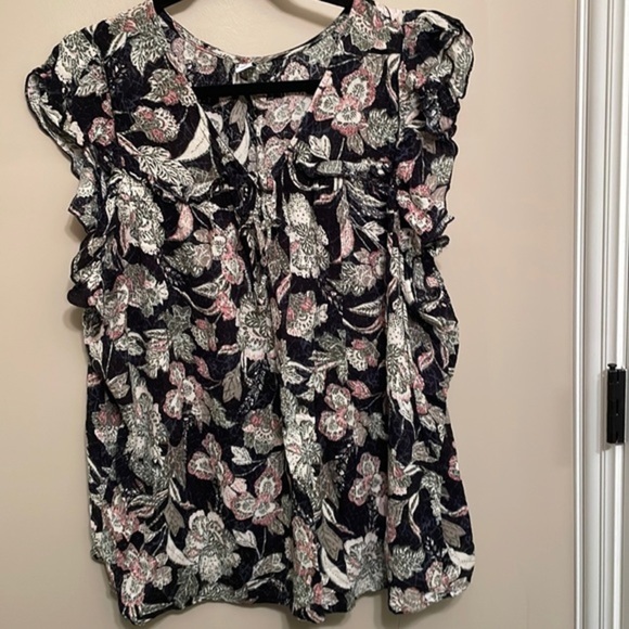 Old Navy Tops - Old Navy women’s EUC black floral print top XXL​